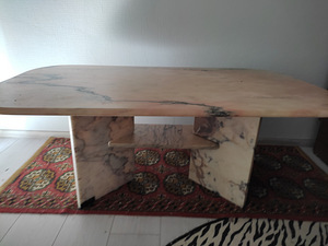 Müüa looduslikust kivist valmistatud laud. (1 foto / 3)