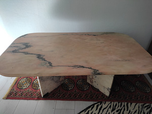 Müüa looduslikust kivist valmistatud laud. (2 foto / 3)