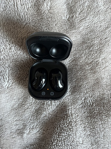 Galaxy buds live (2 фото из 3)