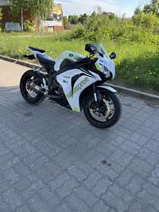 Honda cbr 1000rr 2009 (1 foto / 4)