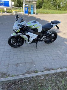 Honda cbr 1000rr 2009 (2 foto / 4)