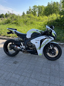 Honda cbr 1000rr 2009 (3 foto / 4)