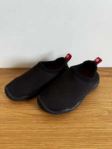 -50% REIMA Lean Black laste rannasussid (suurus nr 23) (2 foto / 4)