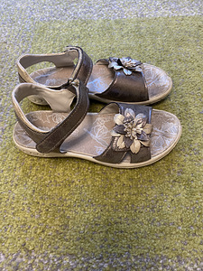 Продам сандали (2 фото из 2)