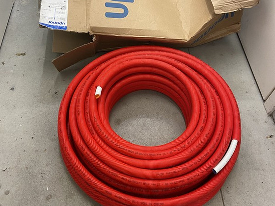 Veetoru. Uni Pipe PLUS valge toru hülsis 20x2,25 - 28/23 red