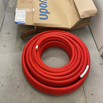 Водопроводная труба. Uni Pipe PLUS белая труба в гофре 20x2,25 - 28/23 красная