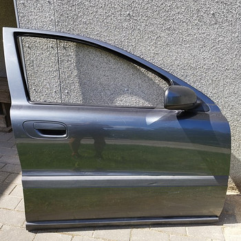 Передняя правая дверь Volvo v70 2005 года без стекла и механизма подъема стекла.