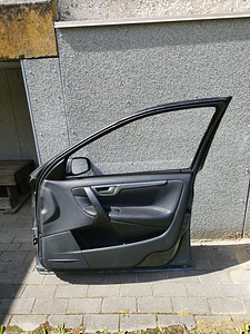 Передняя правая дверь Volvo v70 2005 года без стекла и механизма подъема стекла. (2 фото из 2)