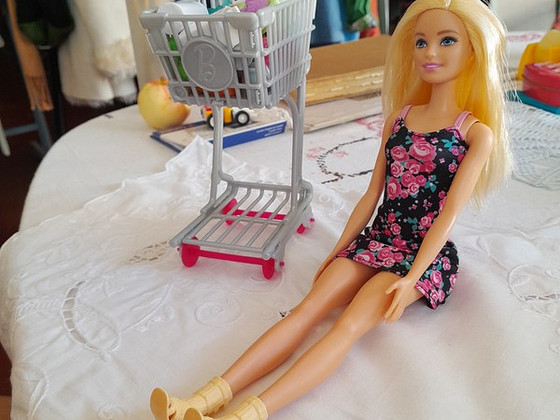 Barbie с тележкой для еды