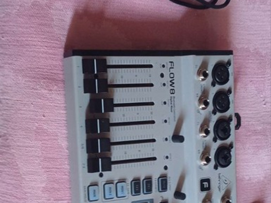 Kõlar, audiopult, mikrofon ja mikrofonialus