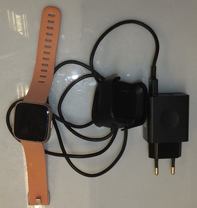 Nutikellad Fitbit Versa FB505 + laadija (2 foto / 6)