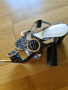 DKNY uued rihmikud plätud uued suurus 6.5 ( 36,5 ) (1 foto / 4)