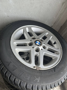 BMW E36 15-дюймовые диски, с шипованной резиной (2 фото из 3)