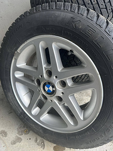 BMW E36 15-дюймовые диски, с шипованной резиной (3 фото из 3)