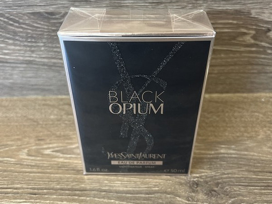 Парфюмерная вода Yves Saint Laurent Black Opium EDP для женщин 50 мл