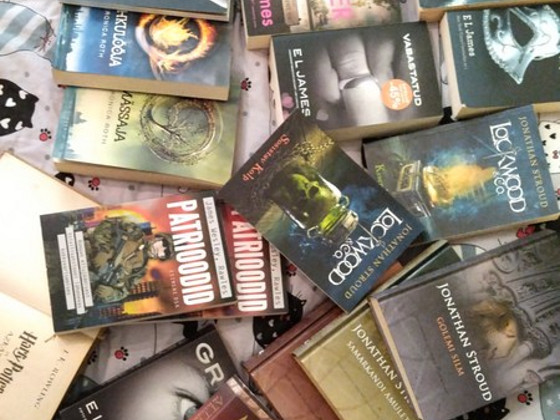 Разные книги, в том числе для детей.