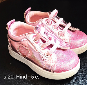 Детская обувь (5 фото из 6)