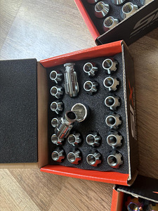 Гайки для колес M12x1.25 (4 фото из 5)