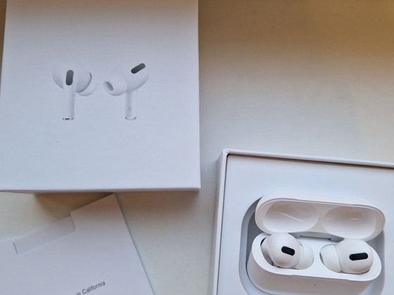 Наушники Airpods Pro.