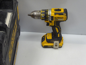 Aku-trell Dewalt DCD790 + Aku 2AH + Laadija + Kohver (3 foto / 5)