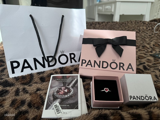 Кольцо Pandora «Приподнятое красное сердце»