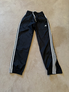 Müüa uued Adidas püksid vihmas.ilmadeks ,tuule ja veekindl. (1 foto / 1)