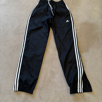 Müüa uued Adidas püksid vihmas.ilmadeks ,tuule ja veekindl.