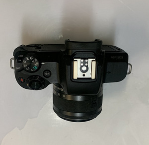 Зеркальная камера Canon EOS M50 + коробка (4 фото из 6)
