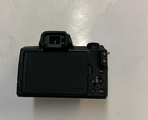 Зеркальная камера Canon EOS M50 + коробка (5 фото из 6)