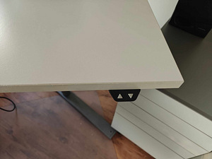 Reguleeritava kõrgusega ergonoomiline laud (4 foto / 6)
