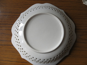 Taldrik 26 cm. Läbistatud portselan. (3 foto / 3)