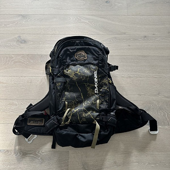 Dakine Poacher R.A.S. 26L Sammy Carlson seljakott