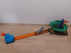 HOT WHEELS Cobra Crush FNB20 (1 foto / 2)