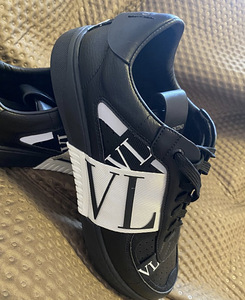 Кроссовки Valentino (2 фото из 3)