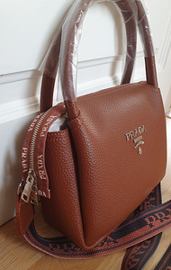 Сумка Prada (1 фото из 2)