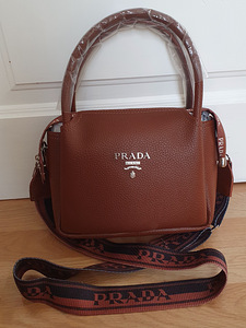 Сумка Prada (2 фото из 2)