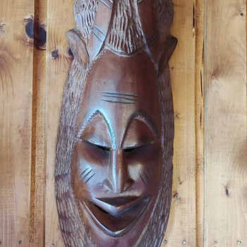 Mask punasest puidust