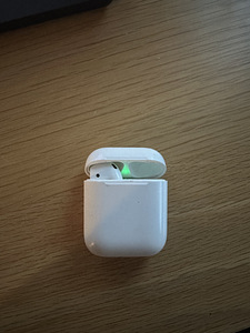 AirPods 2gen (a2031) vasak kõrvaklapp + ümbris (1 foto / 3)
