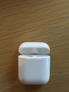 AirPods 2gen (a2031) vasak kõrvaklapp + ümbris (3 foto / 3)