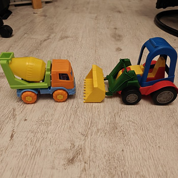 Traktor ja betoonisegisti. Mänguasjad