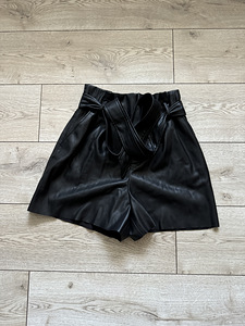 Nahaimitatsioonist šortsid (Zara) (1 foto / 1)