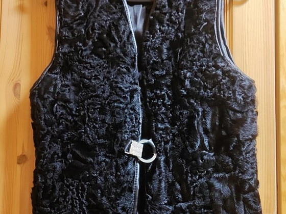 Karakulist vest nahkviimistlusega