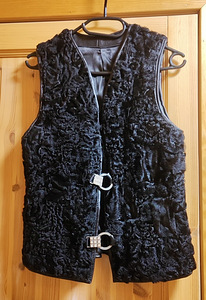 Karakulist vest nahkviimistlusega (1 foto / 3)