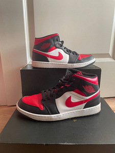 Air Jordan 1 Mid, mustad, valged ja punased (1 foto / 4)