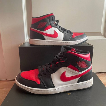 Air Jordan 1 Mid, mustad, valged ja punased