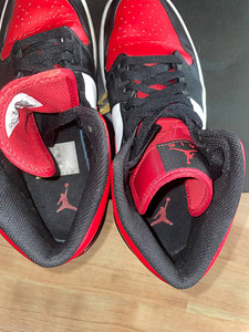 Air Jordan 1 Mid, mustad, valged ja punased (3 foto / 4)