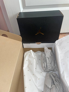 Air Jordan 1 Mid, mustad, valged ja punased (4 foto / 4)