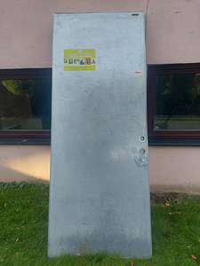 Suur uks. Tsingitud metall. (1 foto / 3)