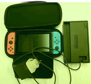 Игровая консоль Nintendo Switch HAC-001 + зарядка + чехол (2 фото из 6)