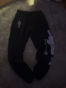 BILLIE EILISH LEAVE ME ALONE RHINESTONE PANTS/LIMITED EDIT. (1 foto / 4)